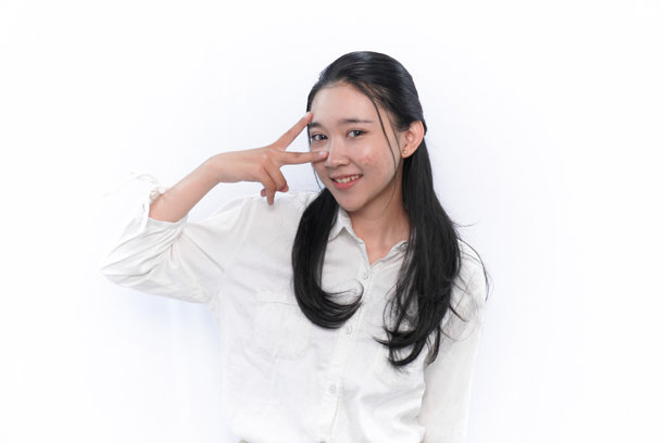 穿着白色裙子的亚洲女性微笑，展现出美丽的表情，照片优美。图片下载