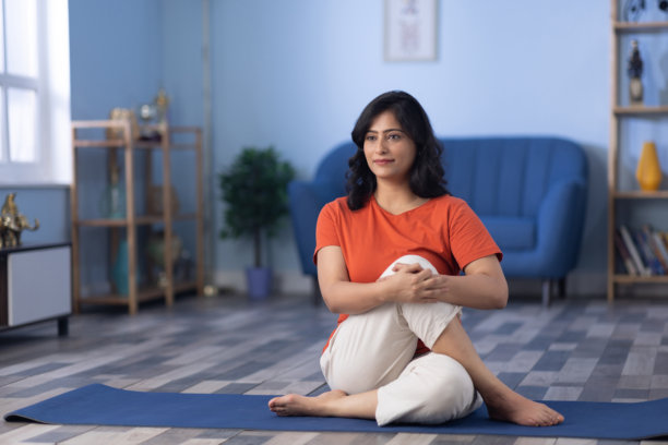 中年女性在家中做瑜伽练习的库存照片图片下载