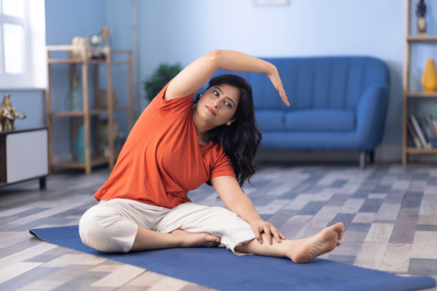 中年女性在家中做瑜伽练习的库存照片图片下载
