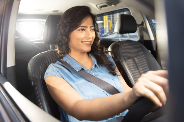 女性驾驶她的新车的库存照片图片下载