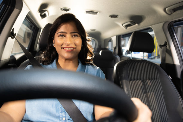 女性驾驶她的新车的库存照片图片下载