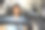 女性驾驶她的新车的库存照片图片下载