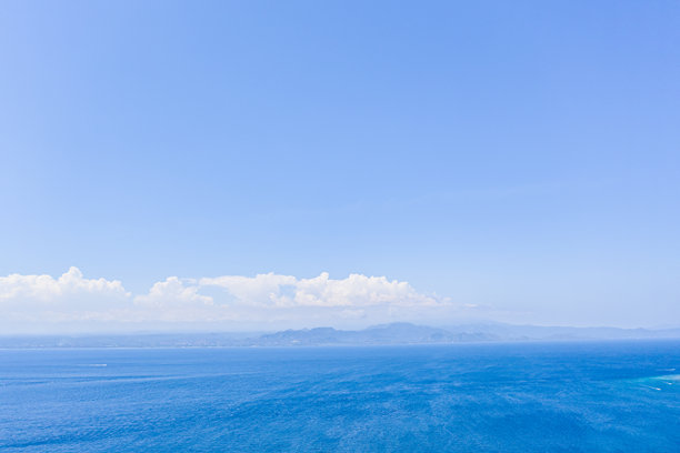 巴厘岛恶魔之眼蓝梦岛的航拍照片，包括岛屿和海洋。图片下载