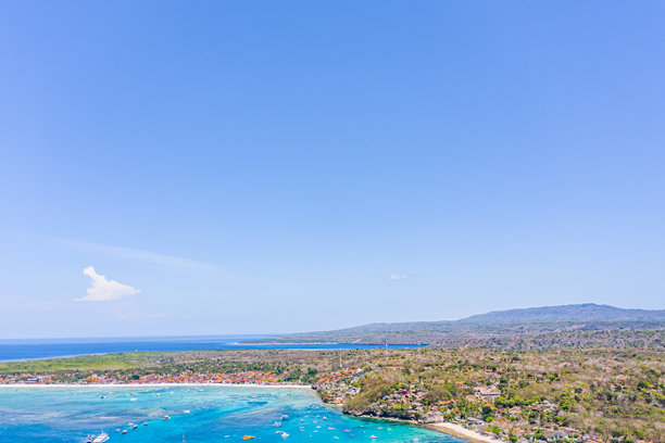 巴厘岛恶魔之眼蓝梦岛的航拍照片，包括岛屿和海洋。图片下载