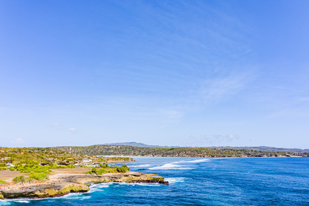 巴厘岛恶魔之眼蓝梦岛的航拍照片，包括岛屿和海洋。图片下载