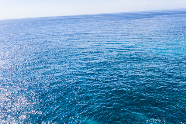 巴厘岛恶魔之眼蓝梦岛的航拍照片，包括岛屿和海洋。图片下载