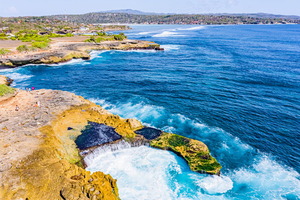 巴厘岛恶魔之眼蓝梦岛的航拍照片，包括岛屿和海洋。图片下载
