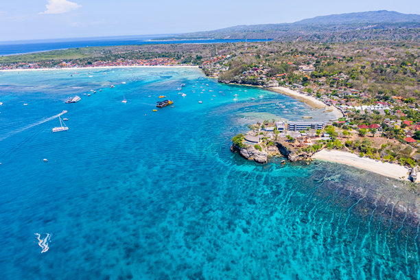 巴厘岛恶魔之眼蓝梦岛的航拍照片，包括岛屿和海洋。图片下载