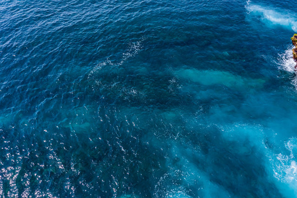 巴厘岛恶魔之眼蓝梦岛的航拍照片，包括岛屿和海洋。图片下载