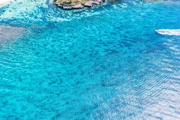 巴厘岛恶魔之眼蓝梦岛的航拍照片，包括岛屿和海洋。图片下载