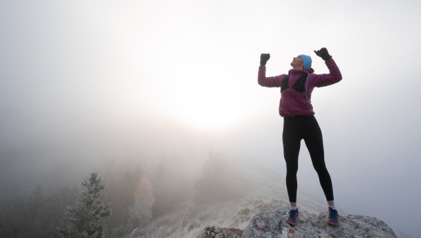 一对男女站在山顶，夕阳西下。目标与成就的概念照片合成。图片下载