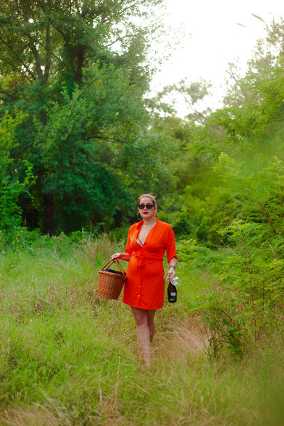 美丽的女人手持香槟酒瓶的照片图片下载