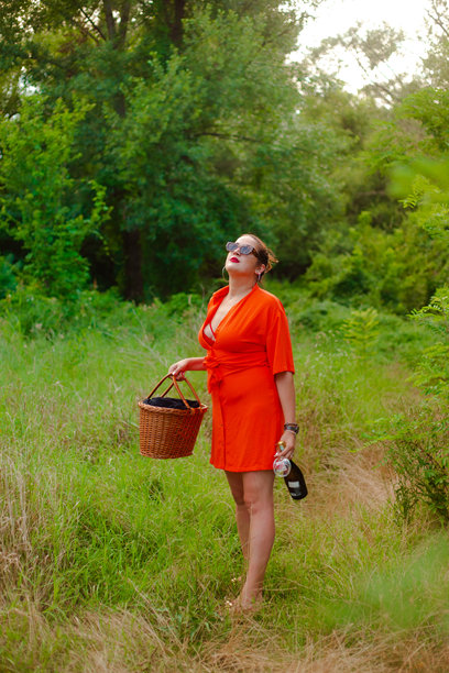 美丽的女人手持香槟酒瓶的照片图片下载