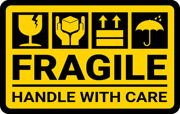 易碎物品，请小心处理，黄色警告标签，带有破碎玻璃符号的易碎标签，矢量素材。保持干燥，避免接触液体标志。图片下载