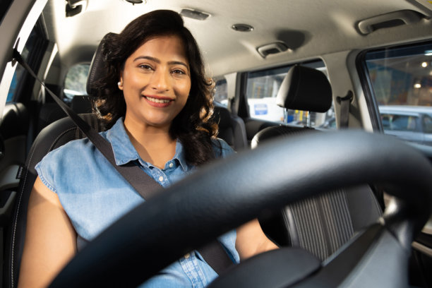 女性驾驶她的新车的库存照片图片下载