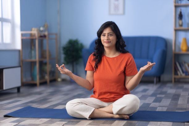 中年女性在家中做瑜伽练习的库存照片图片下载