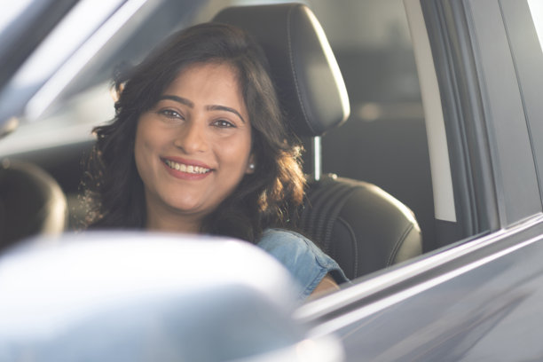 女性驾驶她的新车的库存照片图片下载