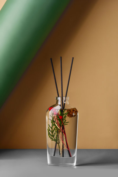 深色木板上的空气清新剂。库存照片图片下载