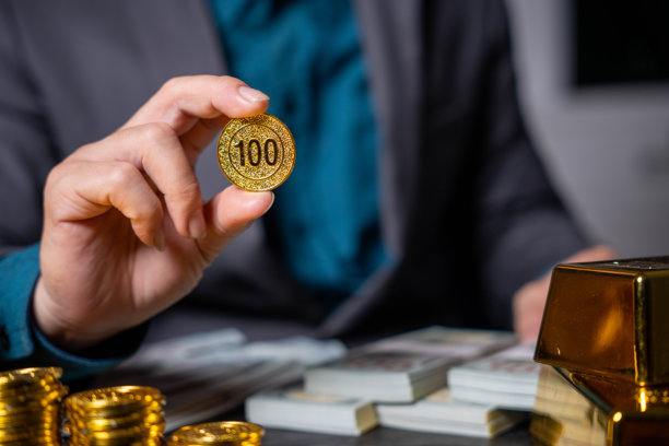 黑色桌子上的金条夜景照片图片下载