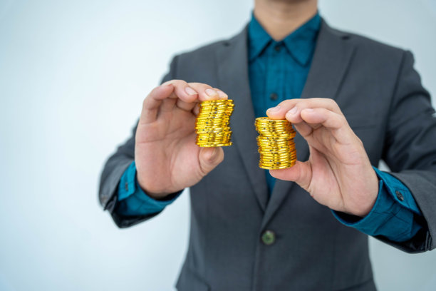 黑色桌子上的金条夜景照片图片下载