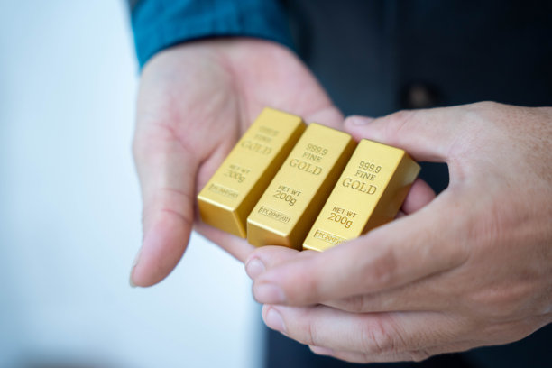 黑色桌子上的金条夜景照片图片下载