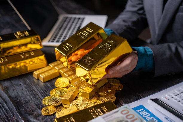 黑色桌子上的金条夜景照片图片下载