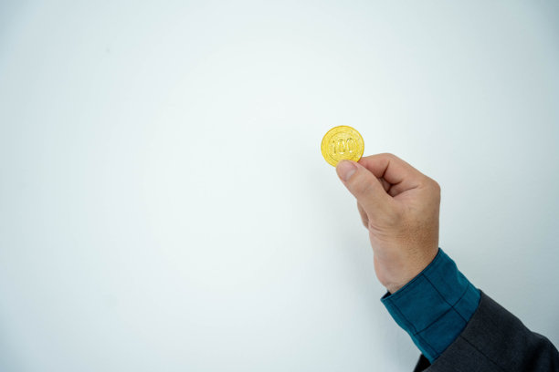 黑色桌子上的金条夜景照片图片下载