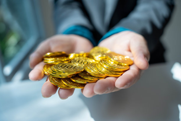 黑色桌子上的金条夜景照片图片下载