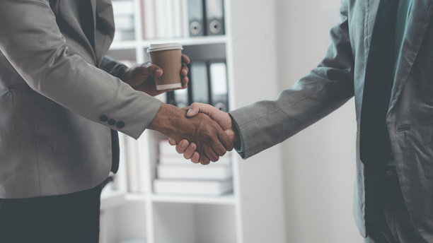 商人们在会议后握手，商务礼仪。祝贺。谈判和握手中的合并与收购概念。特写照片。图片下载