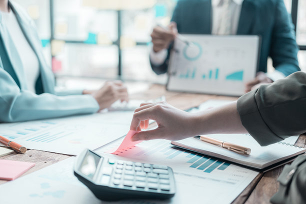 一组商务人士在会议中讨论显示成功团队合作的图表和图形。特写照片。图片下载