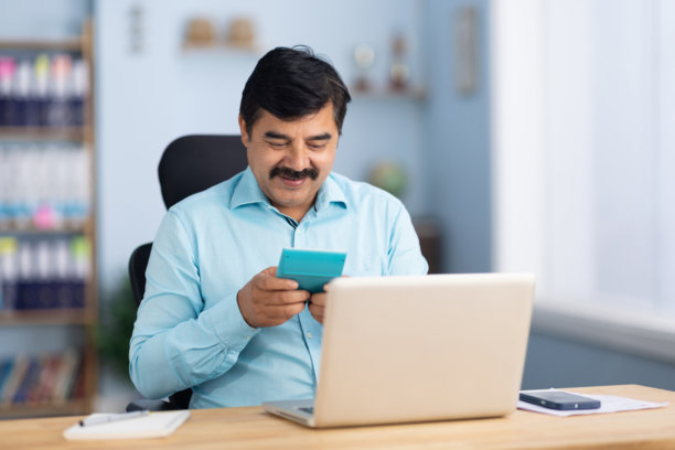 商务人士在办公室使用笔记本电脑的库存照片图片下载