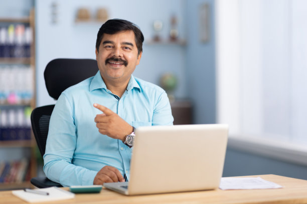 商务人士在办公室使用笔记本电脑的库存照片图片下载