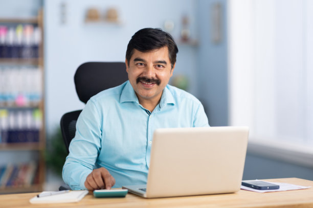 商务人士在办公室使用笔记本电脑的库存照片图片下载