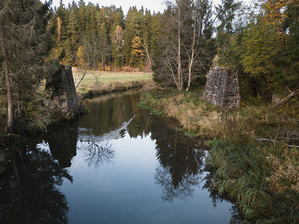 被毁坏的旧桥在河上，秋天的日子里从无人机拍摄的照片视角。图片下载
