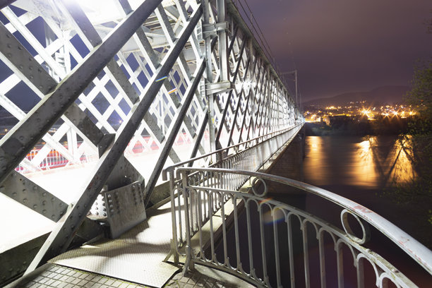 图伊国际大桥，夜景照片图片下载