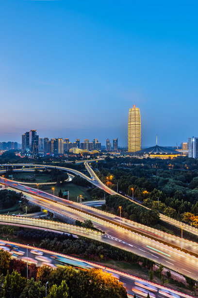 中国河南省郑州郑东新区立交桥的高角度夜景天际线图片下载
