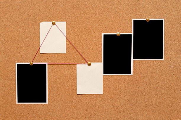 空白纸张和一张空照片被钉在软木板上。侦探调查的概念。图片下载