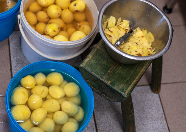 剥皮土豆的照片，餐饮概念，厨房工作，根茎类食物图片下载