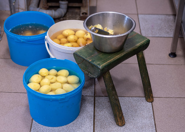 剥皮土豆的照片，餐饮概念，厨房工作，根茎类食物图片下载