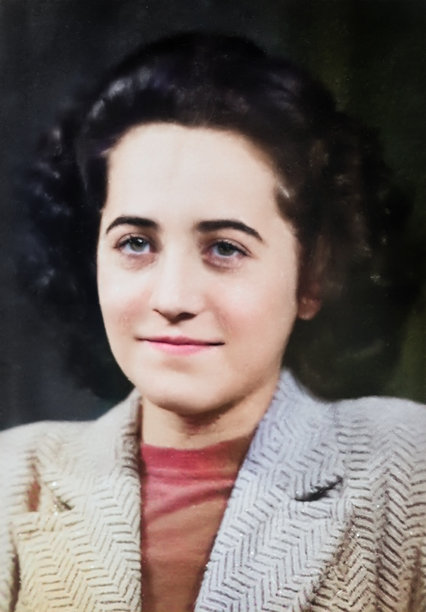 1940年代拍摄的照片：微笑的年轻女性头像图片下载