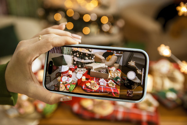用手机拍摄圣诞家庭和饼干的照片图片下载