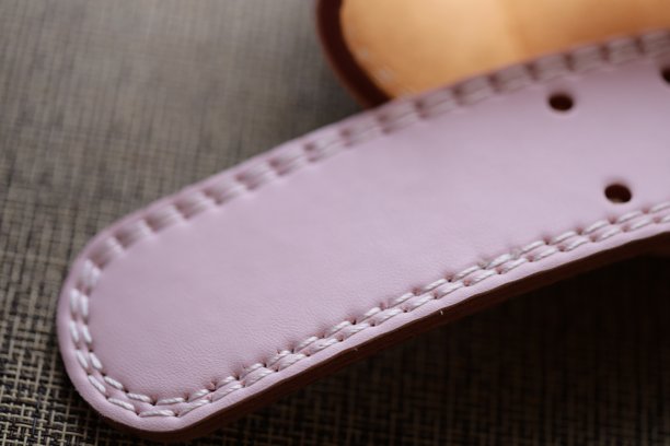 高质量的粉色皮带侧面照片，完美适用于时尚和美容应用图片下载