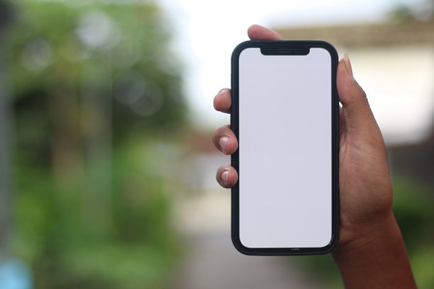 手持安卓智能手机，屏幕为空白白色，带有剪切路径图片下载