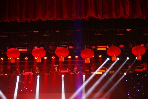 黑暗中的舞台灯光效果特写图片图片下载