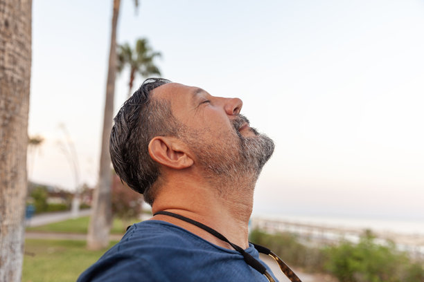 在大自然中呼吸新鲜空气的男人肖像照片图片下载