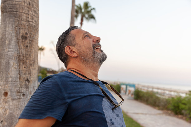 在大自然中呼吸新鲜空气的男人肖像照片图片下载