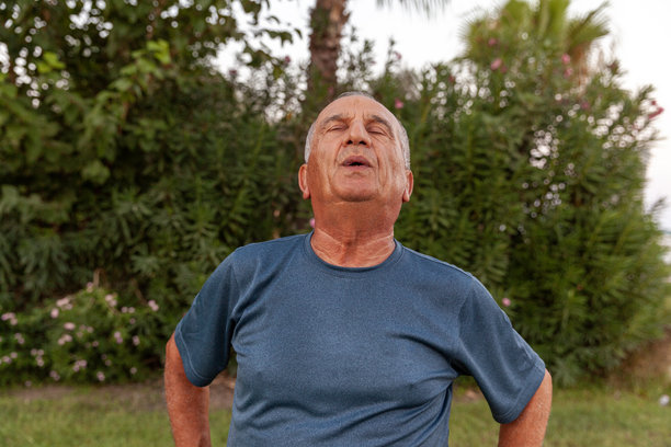 老年男性在自然中呼吸新鲜空气的肖像照片图片下载