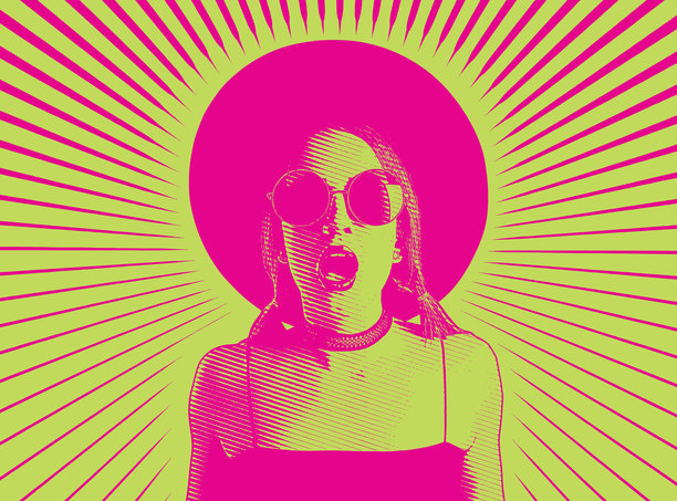 年轻时髦的女人说话和唱歌图片下载