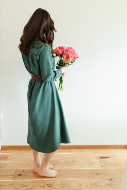 美丽的女人与花朵共舞的生活方式照片图片下载