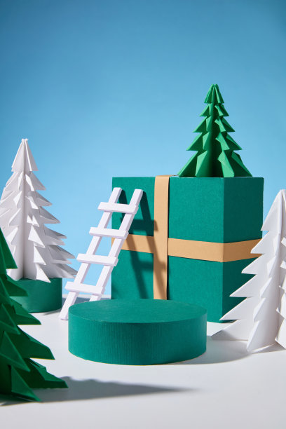 一张圣诞主题的模板照片，中央有一个空的展示台，周围环绕着各种松树纸，背景是蓝色的，旁边有一个绿色的礼物和白色的梯子。图片下载